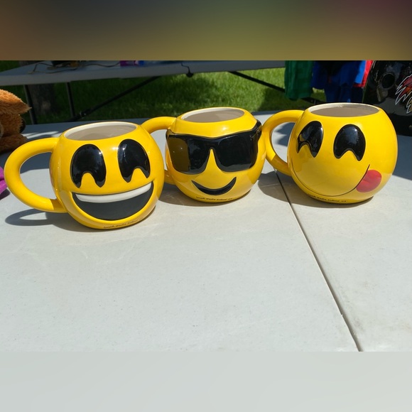 Other - SMILEY MUGS 3pc set 😃 Vintage Large Smiley Face Tongue Mugs Collectible